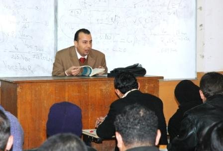الشاعر محاضراً في الجامعة المستنصرية